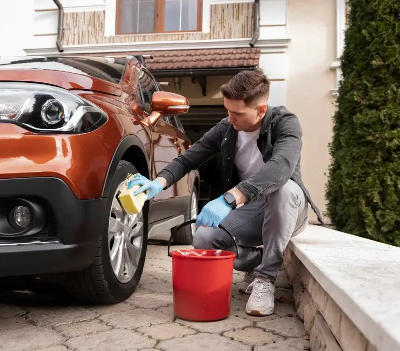 Lavage auto à domicile Chanoz-Châtenay : professionnel intervenant sur un véhicule